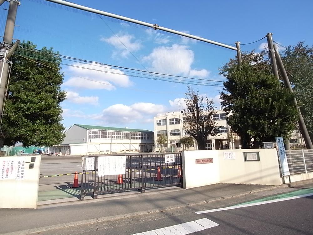 Primary school. Safely in the foot of the 640m children to Kamisugeda elementary school.