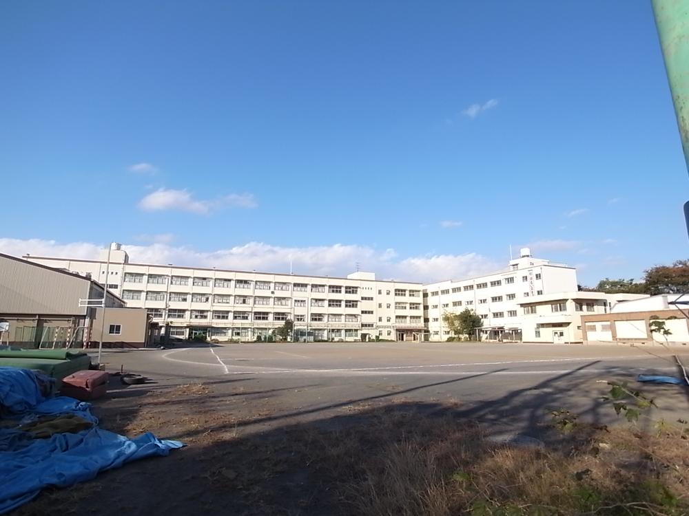 Junior high school. Kamisugeda is wide junior high school of 1040m schoolyard until junior high school.