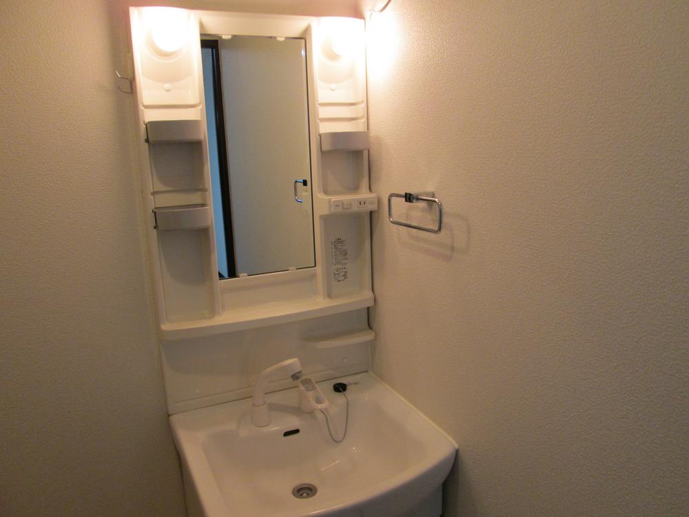 Wash basin, toilet. Room (August 2013) Shooting