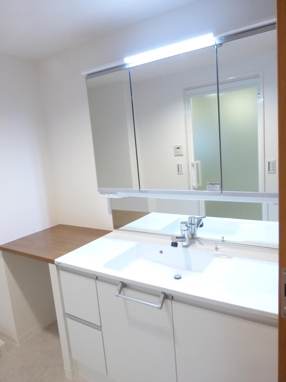 Wash basin, toilet. Indoor (November 26, 2013) Shooting