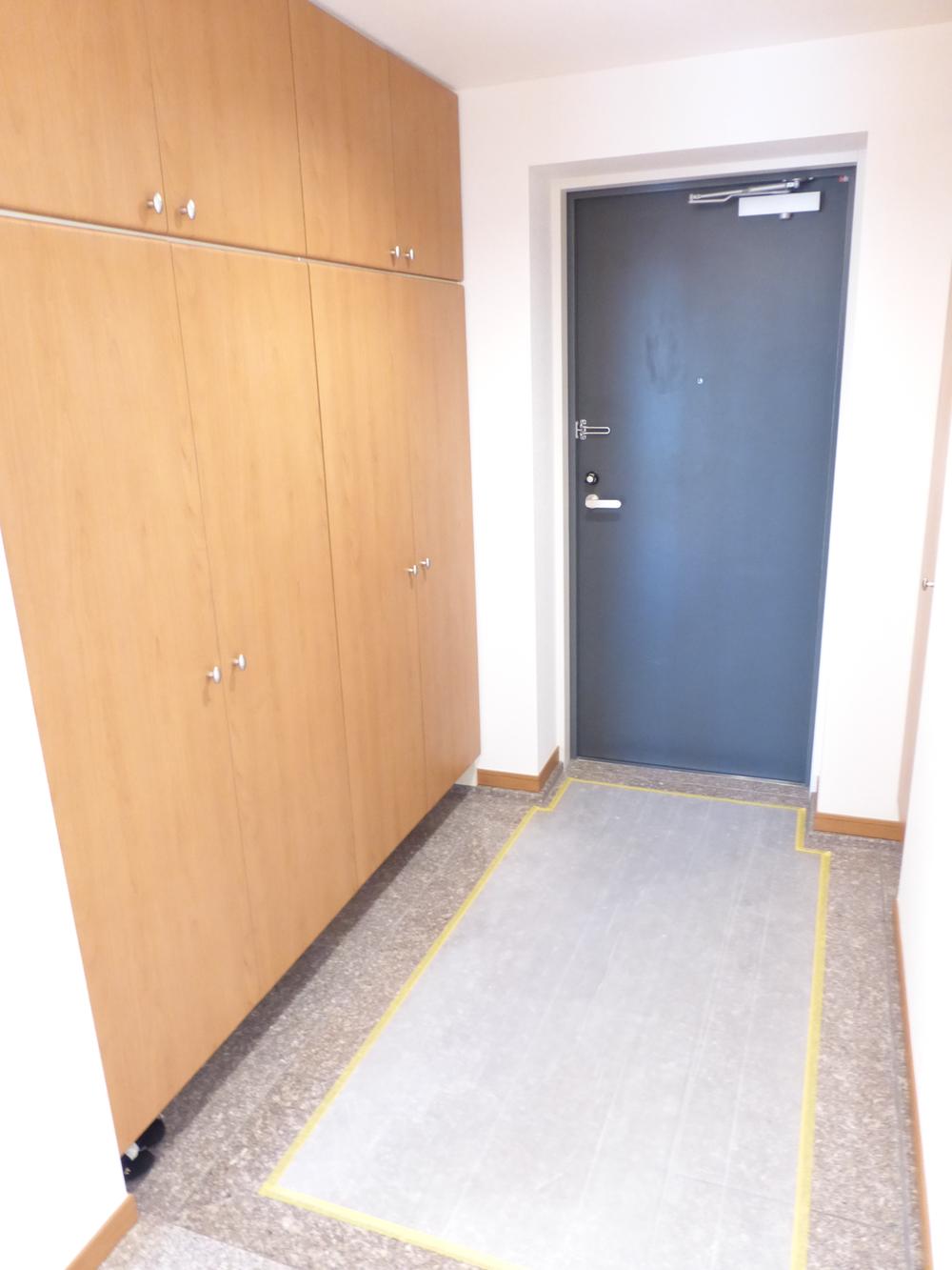 Entrance. Local (November 26, 2013) Shooting