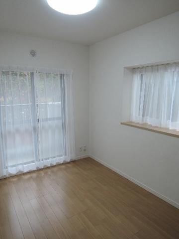 Non-living room. Western-style with a bay window (4.8 quire)