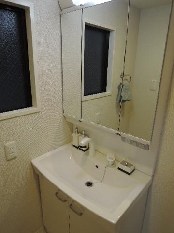 Wash basin, toilet