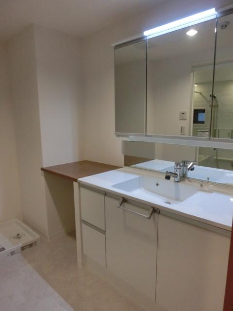 Wash basin, toilet