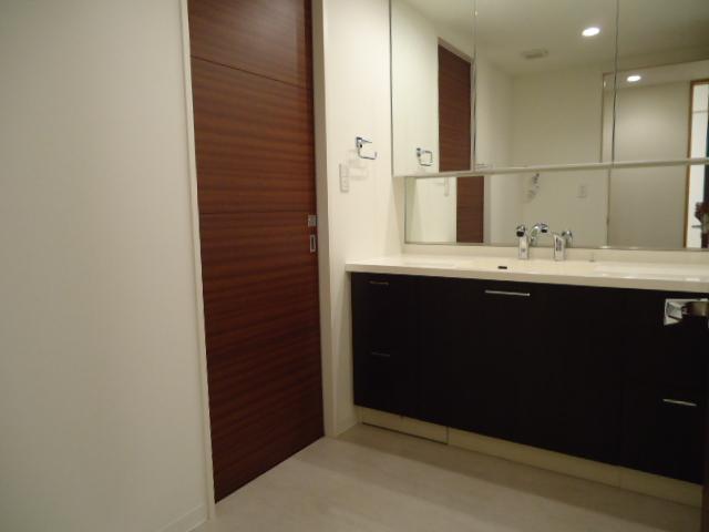 Wash basin, toilet. Indoor (10 May 2013) Shooting