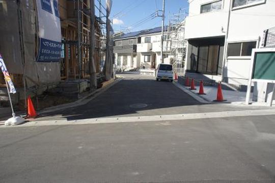 Local photos, including front road. Frontal road