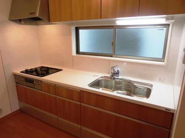 Kitchen. Water purifier standard equipment! 