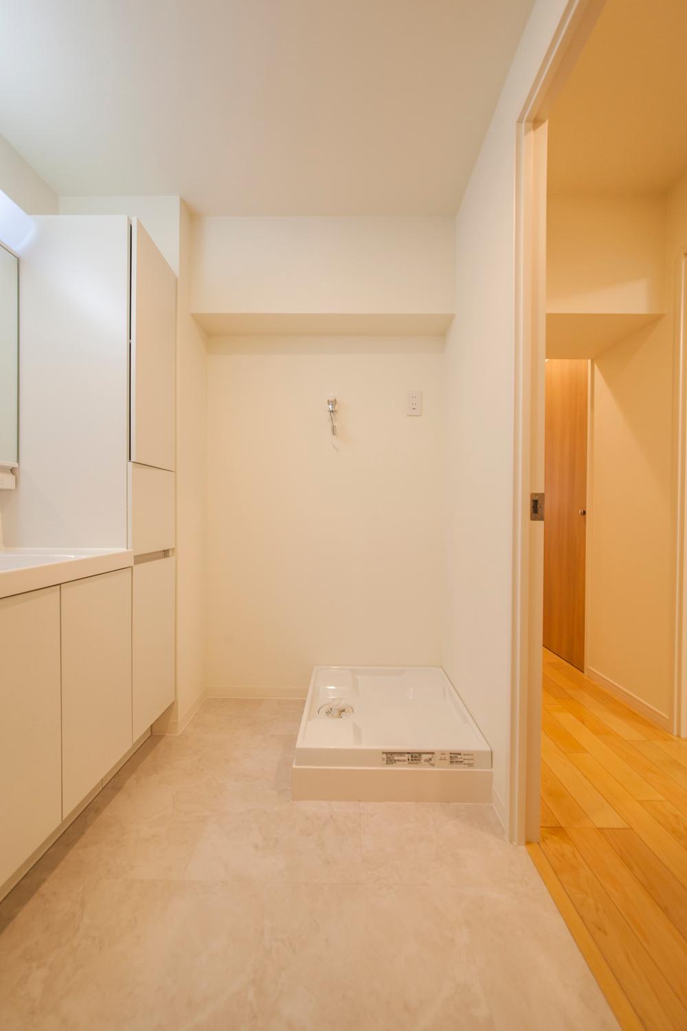 Wash basin, toilet. Waterproof bread