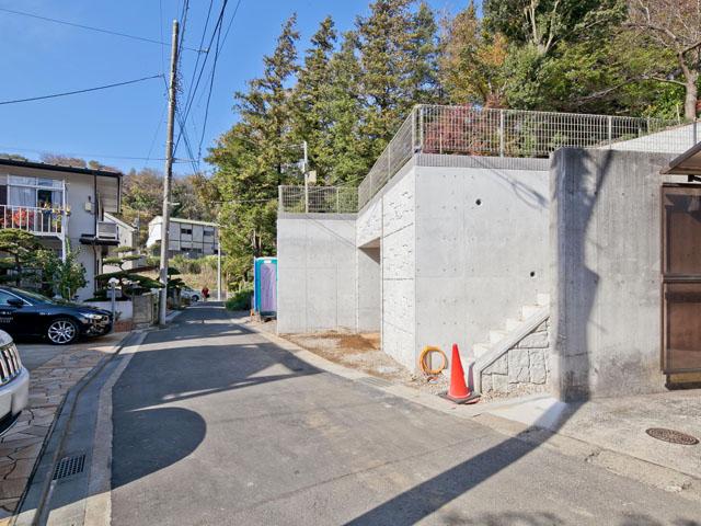 Local photos, including front road. 2013 November 28, 2008 shooting