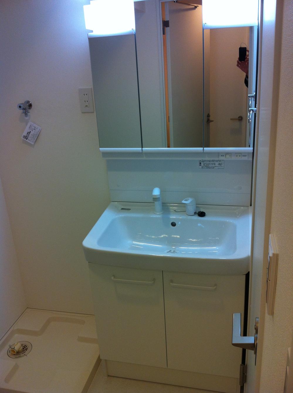 Wash basin, toilet