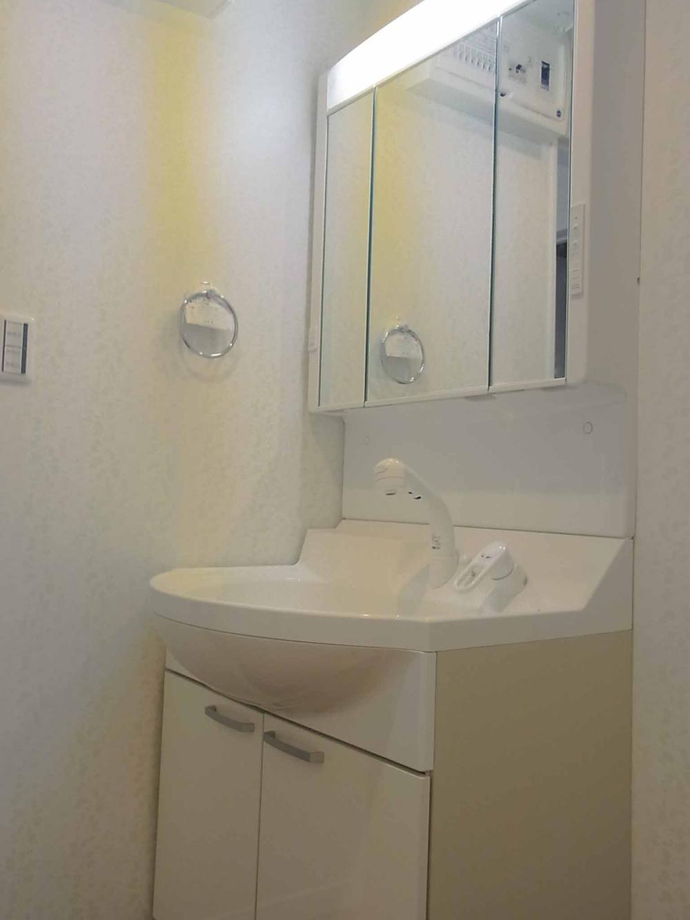 Wash basin, toilet. Indoor (11 May 2013) Shooting