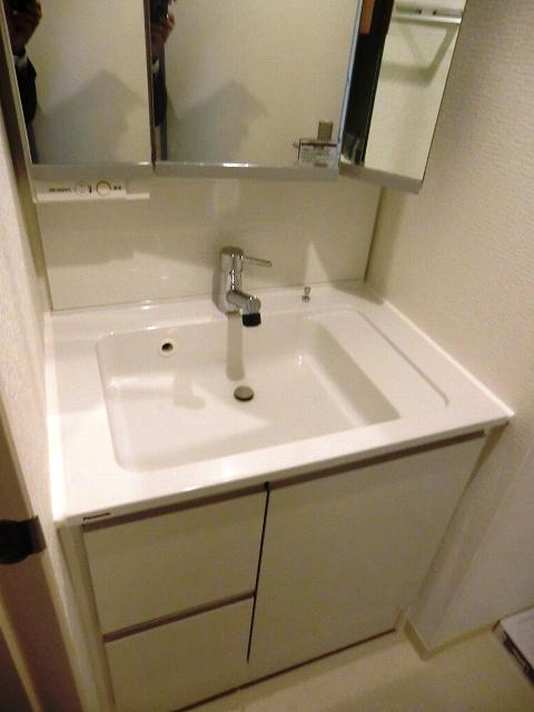Wash basin, toilet. Indoor shooting