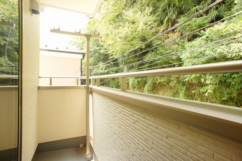 Balcony. Local (August 2013) Shooting, Barco is a two over, which is also on the second floor.