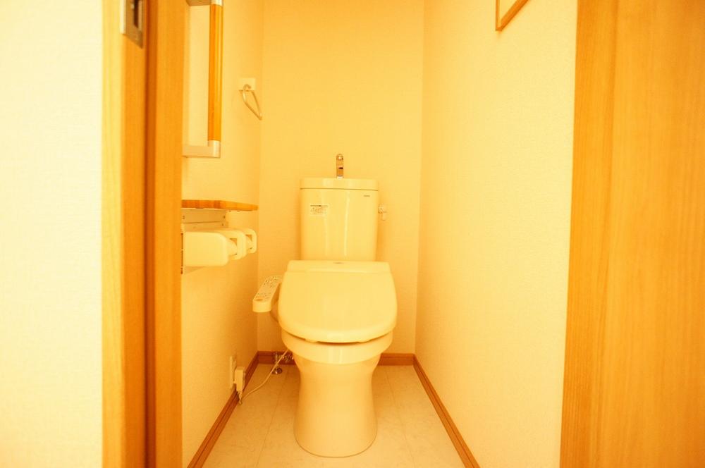 Toilet. Room (August 2013) Shooting, Toilet is with a bidet.