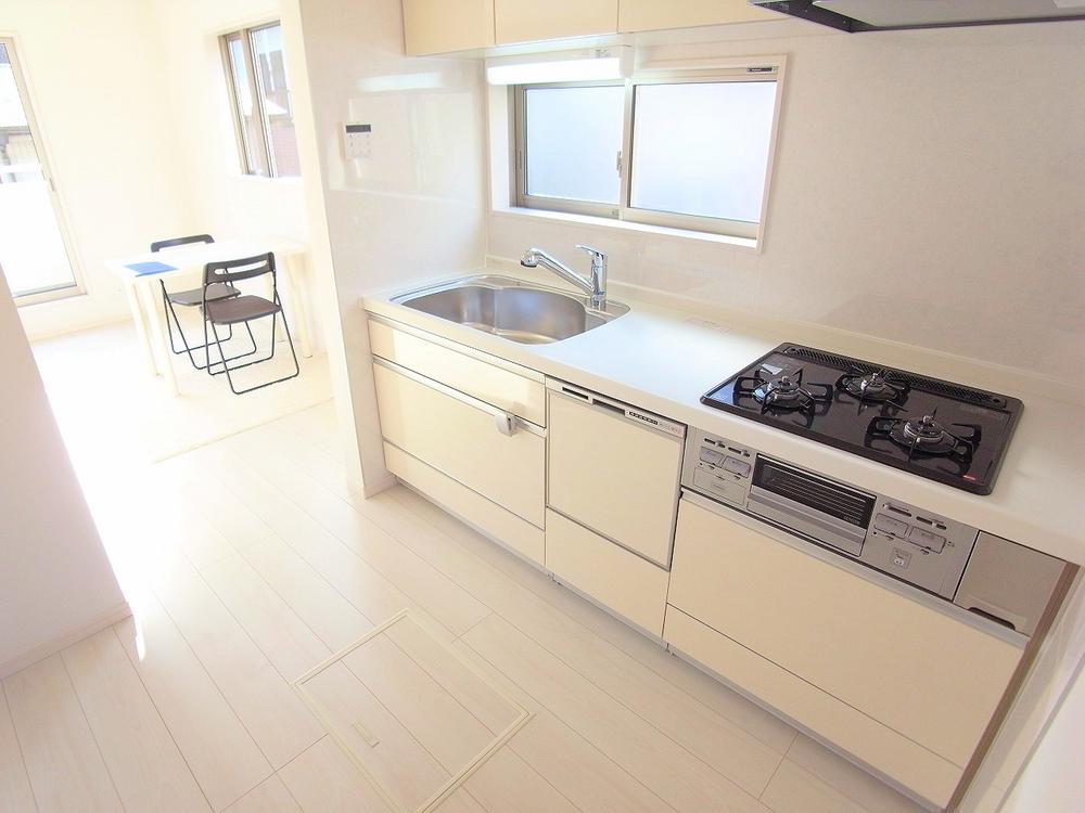 Kitchen. Indoor (12 May 2013) Shooting