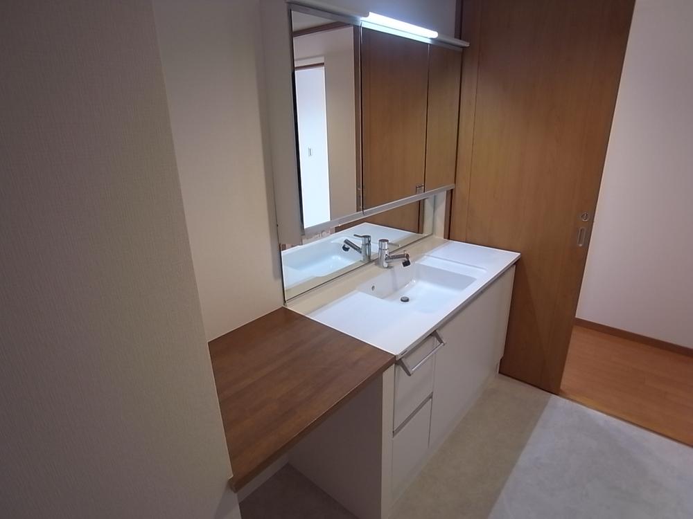 Wash basin, toilet. Indoor (11 May 2013) Shooting