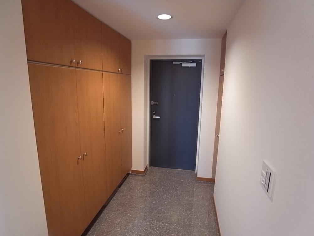 Entrance. It is widely housed rich entrance.