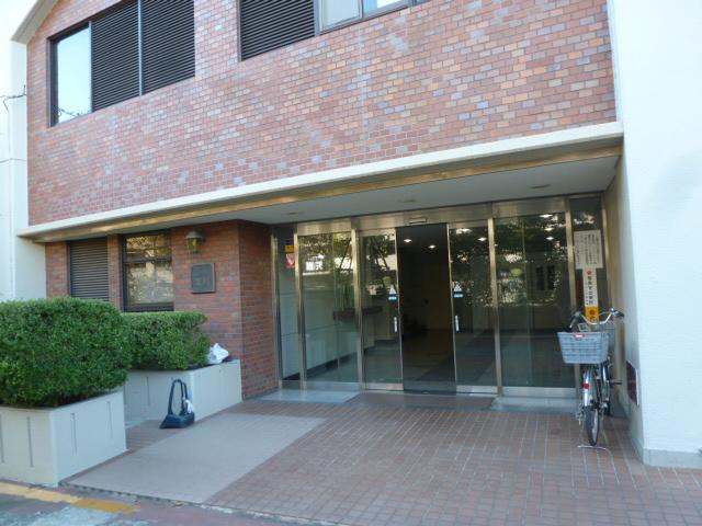 Entrance. Common areas
