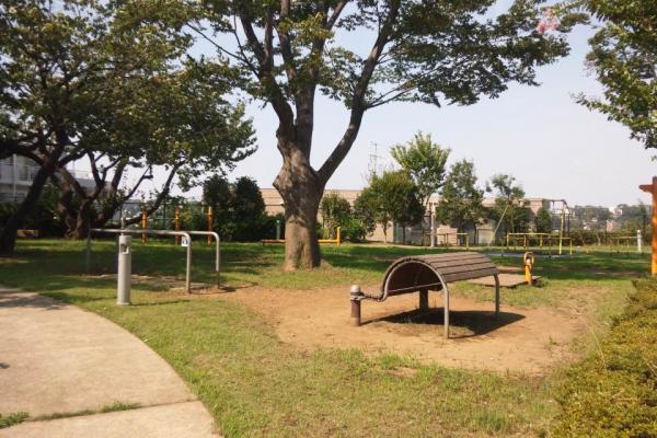 park. 120m local south side of the park to the local south side of the park