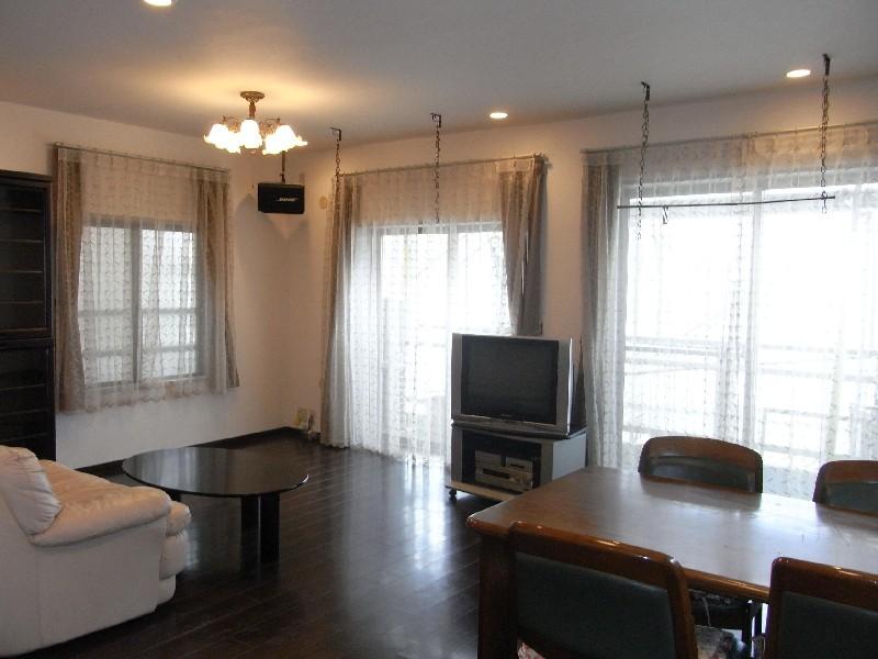 Living. From a living-dining of about 17.9 quires is, You can distant view of the Landmark Tower. The room has a renovation history, It is polite to your.