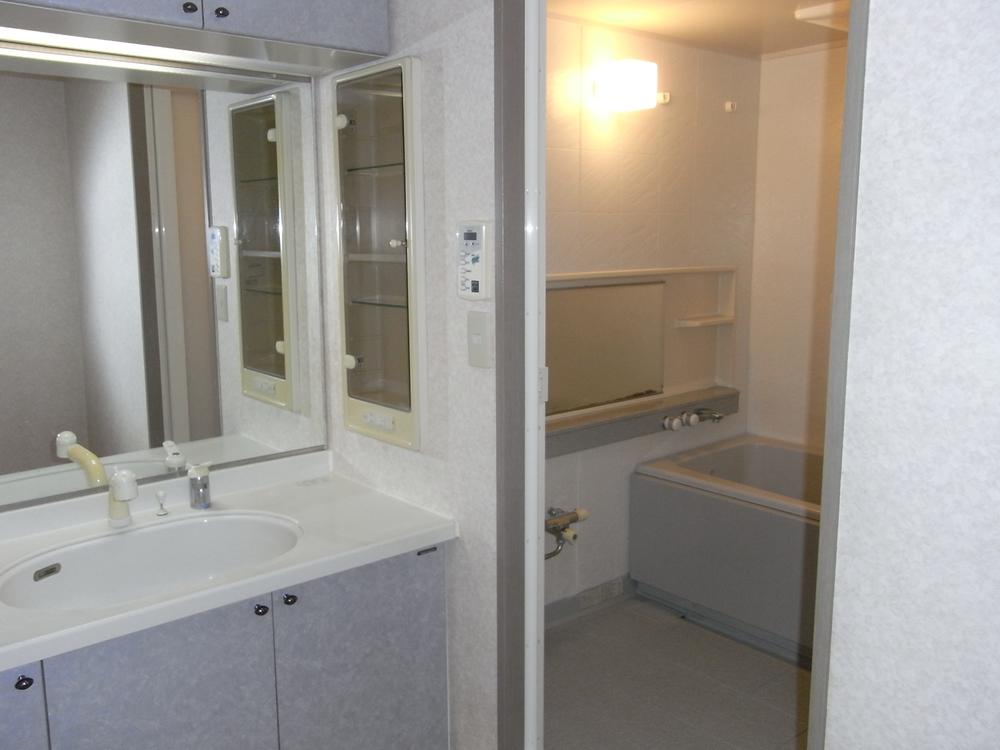 Wash basin, toilet