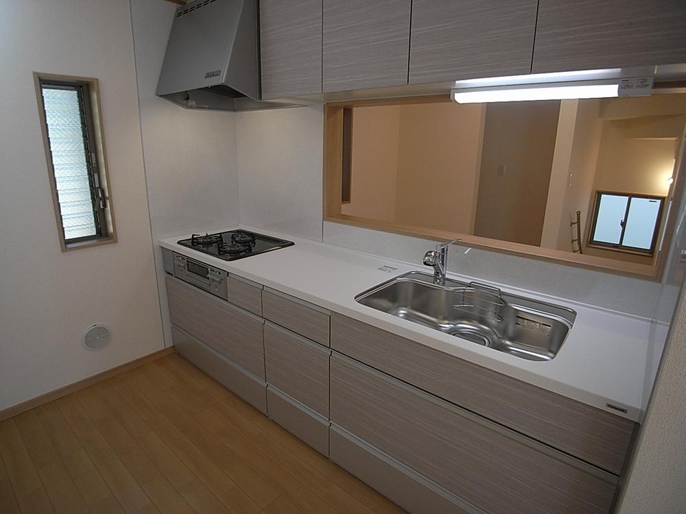 Kitchen. It is a popular face-to-face kitchen. Indoor (12 May 2013) Shooting