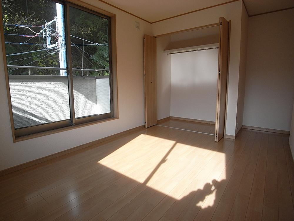 Non-living room. It is the room to plug the sunshine. Indoor (12 May 2013) Shooting