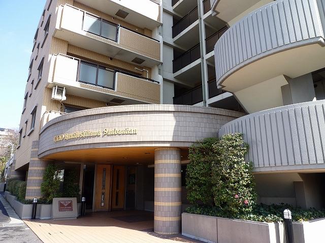 Entrance. Common areas