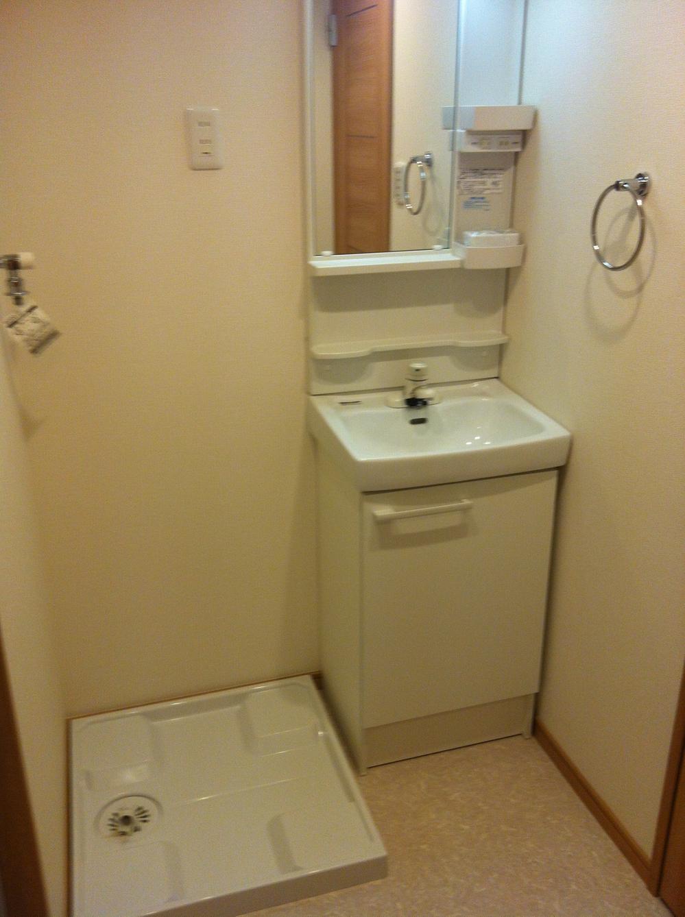 Wash basin, toilet. New independent wash basin