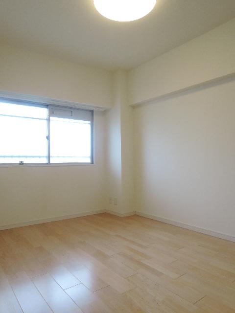 Non-living room. 5.8 Pledge Western-style