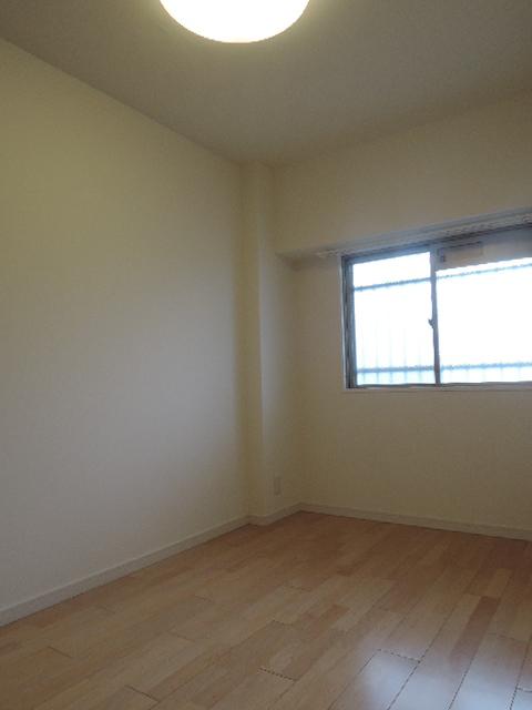 Non-living room. 5.2 Pledge Western-style
