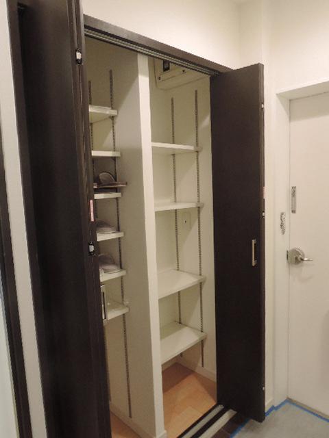 Receipt. Entrance storage