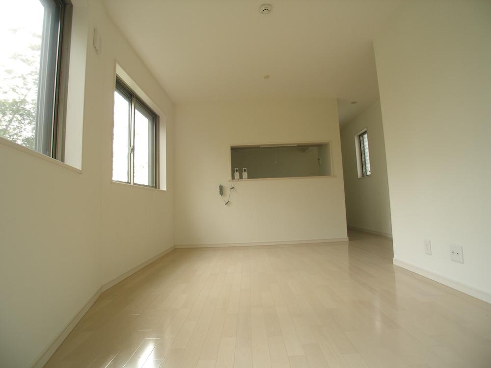 Living. A window on the south side, Bright living room