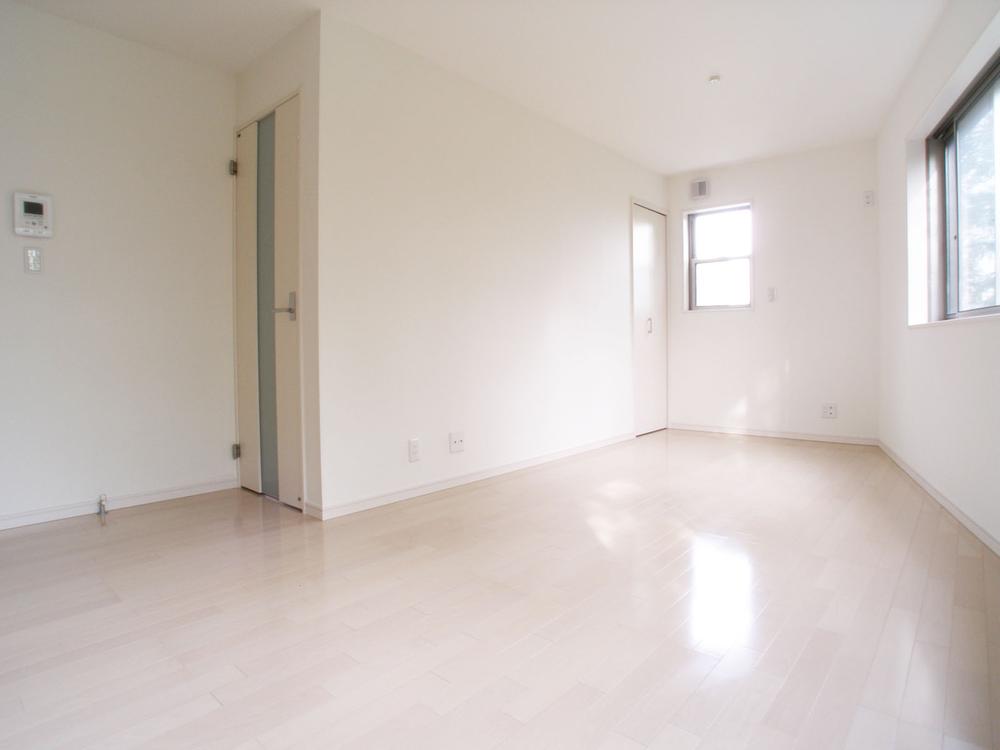 Living. A bright room with south-facing the white tones! 