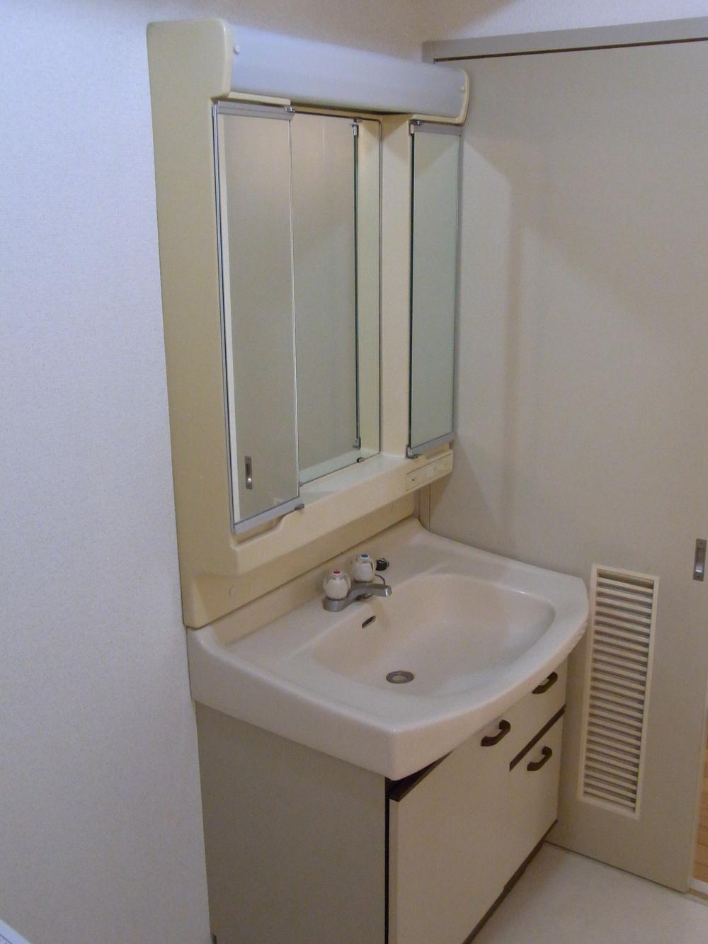 Wash basin, toilet