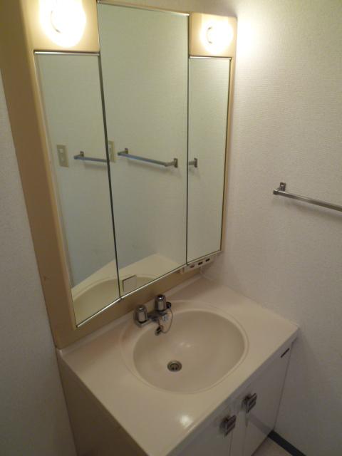 Wash basin, toilet. Indoor (12 May 2013) Shooting
