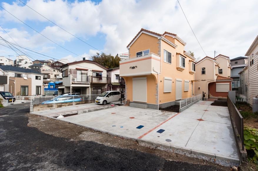 Local appearance photo. Roof Hiroshi tiled, Outer wall Ikamu original ripple finish same specifications