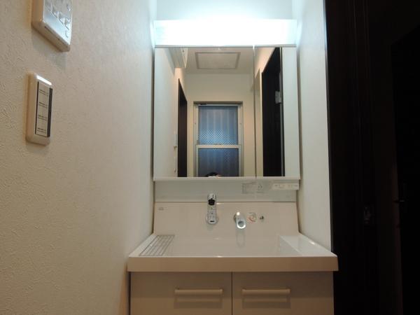 Wash basin, toilet. Interior