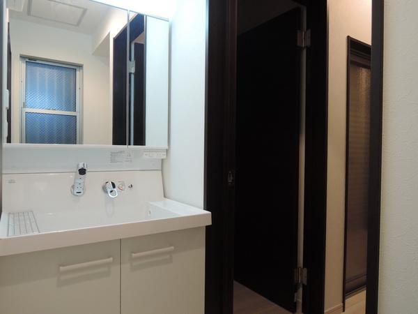 Wash basin, toilet. Interior