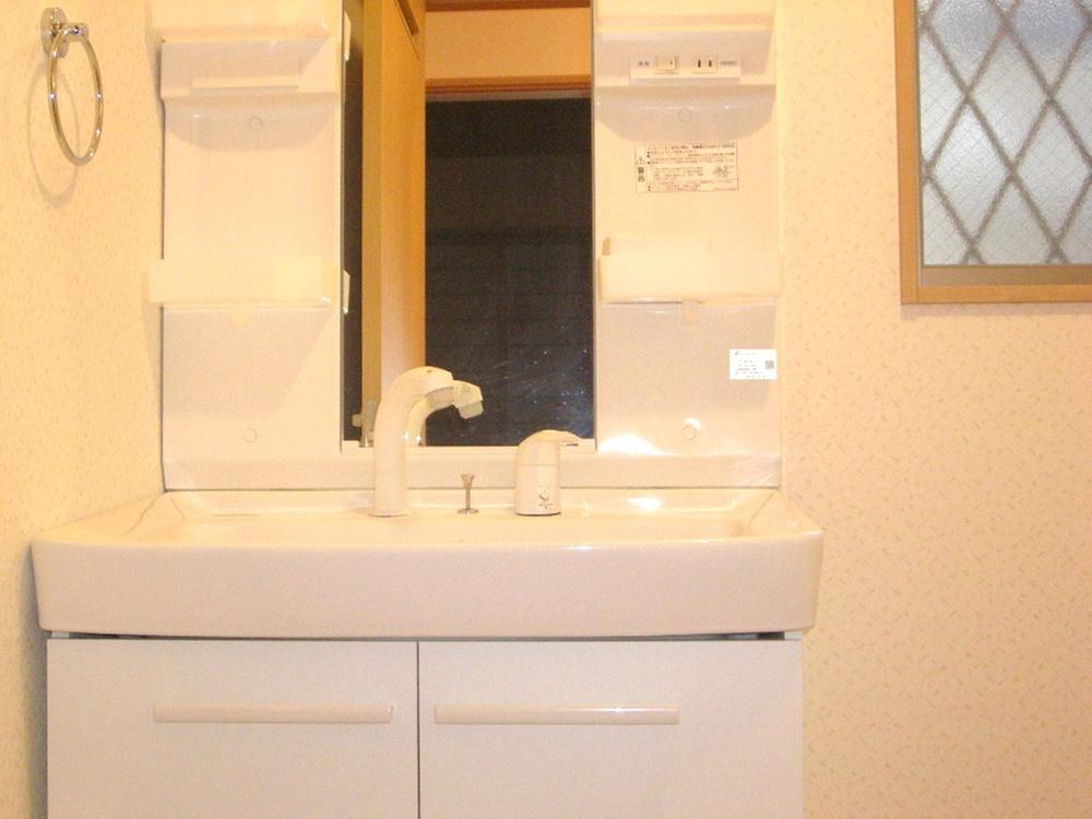 Wash basin, toilet. Indoor (10 May 2013) Shooting