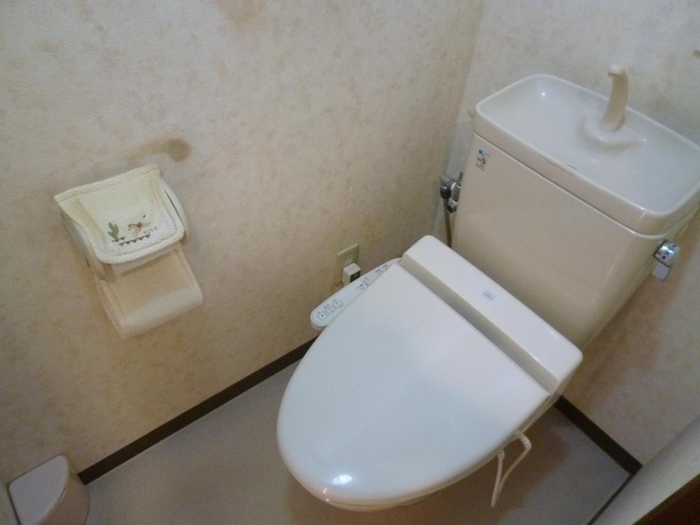 Toilet. Indoor (11 May 2013) Shooting
