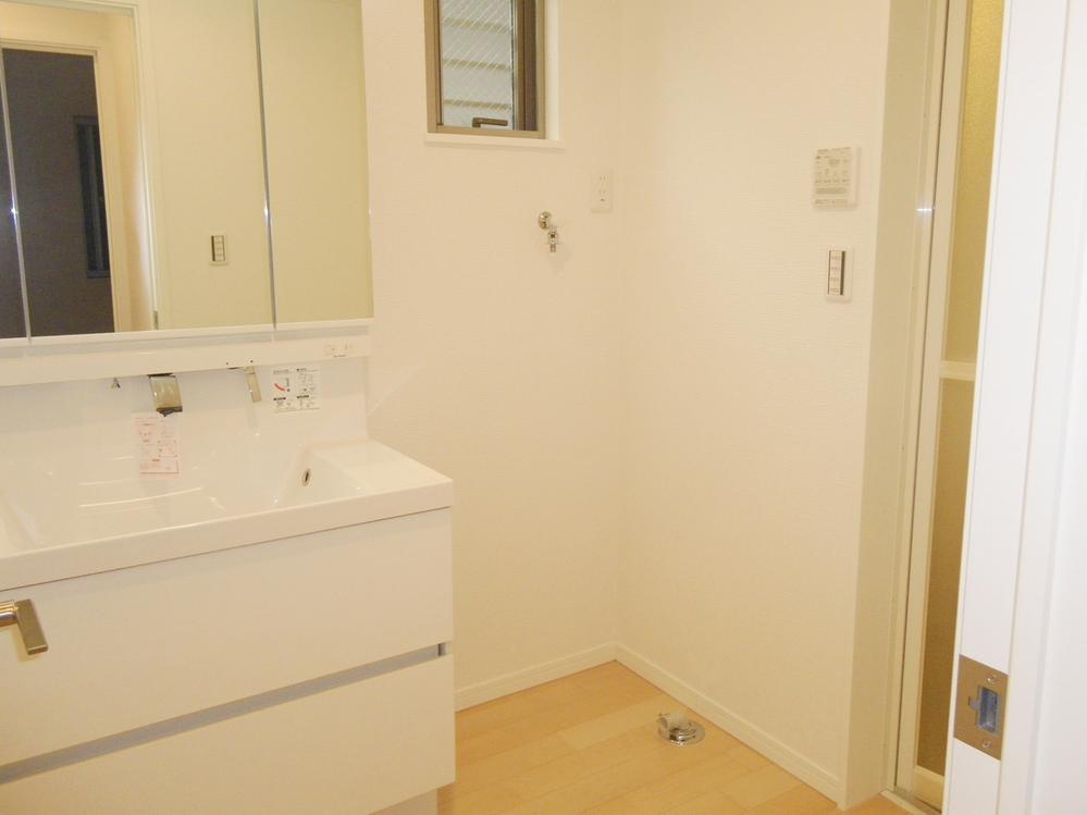 Wash basin, toilet. Vanity room