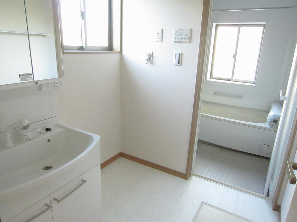 Wash basin, toilet. Indoor (September 2013) Shooting