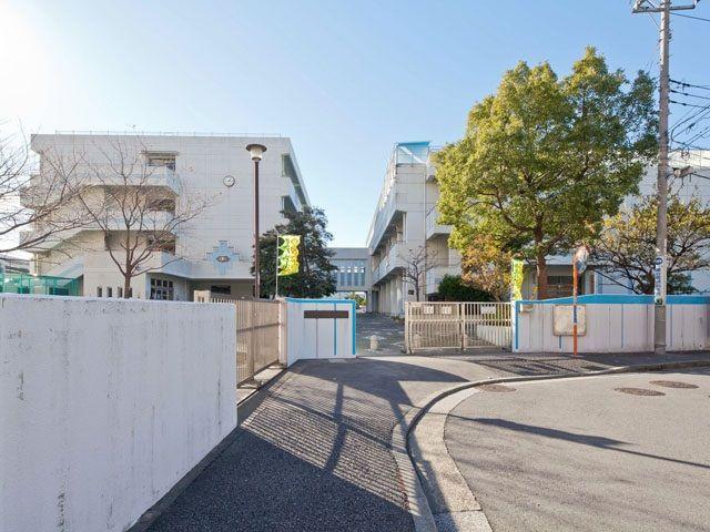 Junior high school. 1260m to Yokohama Municipal Negishi Junior High School