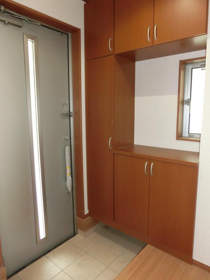 Entrance. Entrance with large shoes cloak