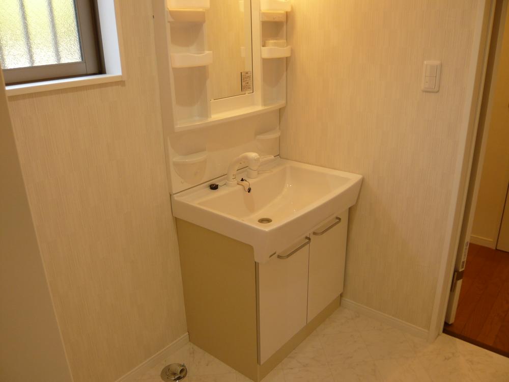 Wash basin, toilet. Vanity room