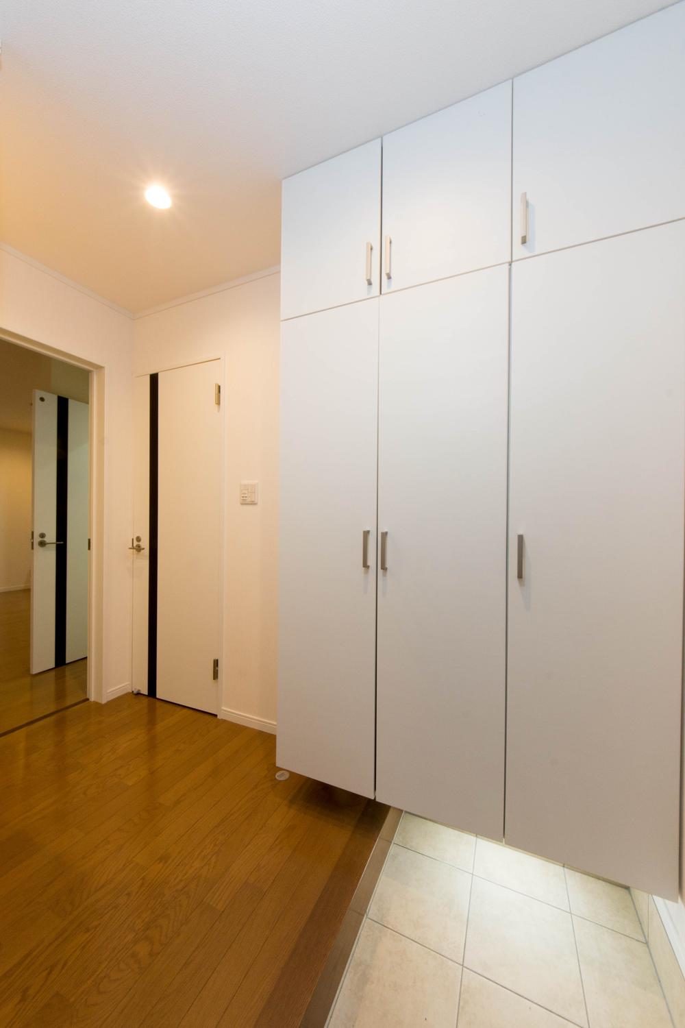 Entrance. Storage capacity, Outstanding entrance area