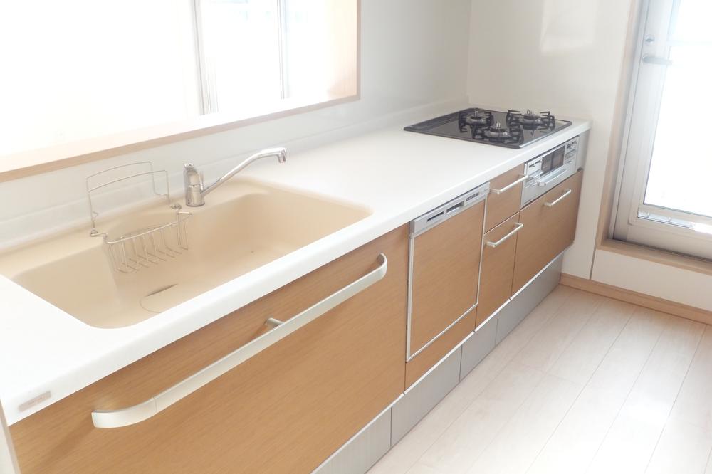 Kitchen. Local (12 May 2013) Shooting, It is possible to come out from the kitchen back of the back door on the balcony, You can keep trash, etc..