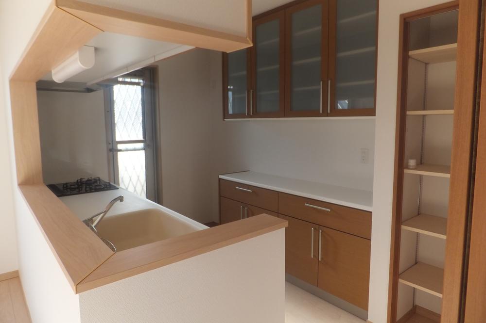 Kitchen. Local (12 May 2013) Shooting Cupboard, Other storage rack is very convenient.