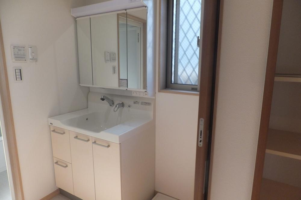 Wash basin, toilet. Local (12 May 2013) Shooting